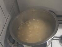 Fasolę dzień przed gotowaniem moczymy w zimnej...