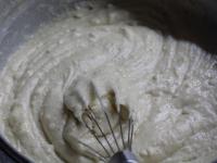 Ciasto delikatnie mieszamy....