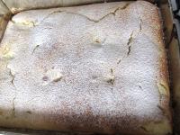 Upieczone ciepłe ciasto posypujemy cukrem....