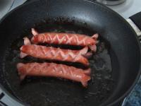 Parówki na końcach i wzdłuż delikatnie...