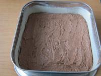 Ciasto rozcieramy na blasze (25x25 cm)...