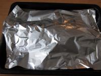 Przykrywamy folią aluminiową i pieczemy w...