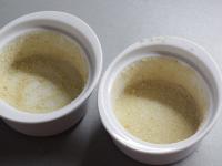 Małe miseczki do zapiekania (ramekin) smarujemy...
