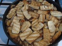 Na warzywach układamy tofu i pod pokrywką...