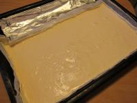 Do miski wkładamy rozdrobnione tofu, dolewamy...