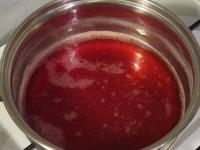 Truskawkowy kompot odcedzamy. W wodzie (25ml) i...