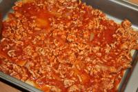 Na lasagne wylewamy część potrawki....