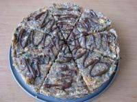 Tort kroimy i dekorujemy roztopioną czekoladą....