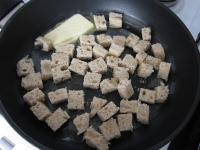 Z chleba odkrawamy skórkę i chleb kroimy na...
