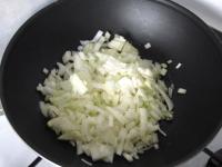 Cebulę obieramy, na drobno kroimy i smażymy na...