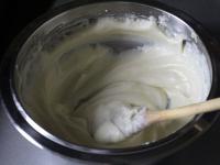 Masło mieszamy z cukrem i dodajemy mascarpone....