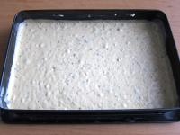 Blachę (lub formę) 40x25 cm smarujemy masłem a...