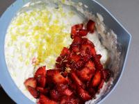 Dodajemy mascarpone, cukier, śmietan-fix,...