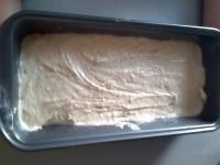 Ciasto wylewamy do teflonowej formy na pieczenie....
