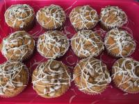 Ostudzone muffiny ozdabiamy roztopioną białą...