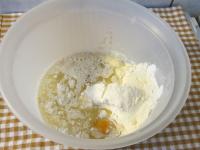 Do głębokiej miski wsypujemy obydwie mąki,...