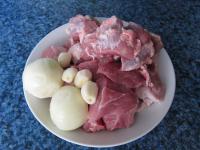 Mięso myjemy i kroimy. Obieramy cebulę i...