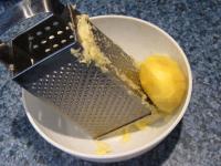 Drugą połowę ziemniaków obieramy, myjemy i...