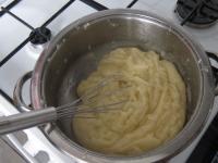 Na średnim ogniu 10 minut ciasto gotujemy - czyli...