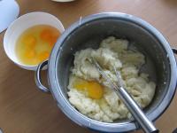 Ciasto odstawiamy do wystudzenia i stopniowo, po...