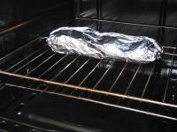 Folię aluminiową smarujemy olejem, kładziemy na...