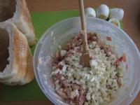 Pokrojoną mozzarellę z częściami jajek...