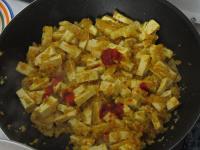 ...doprawiamy sosem chili,......