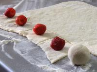 Ciasto rozwałkowujemy na grubość około 3mm na...