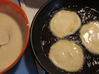 Łyżką kładziemy na gorący olej pancakes,...