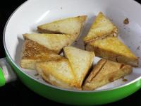Tofu kroimy na kawałki i lekko smażymy na oleju...