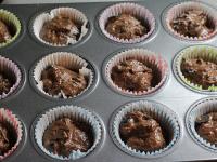 Ciasto wlewamy do koszyczków na muffiny. Pieczemy...