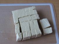 Tofu kroimy na większe kawałki....