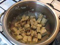 Do cebuli dodajemy tofu, pieprzymy i 8 minut...