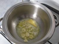 Ćwikłę obieramy i kroimy na małe kostki....