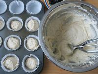 Ciasto rozkładamy do formy na muffiny wyłożonej...