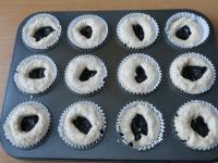 Do każdej muffiny wkładamy po śliwce....
