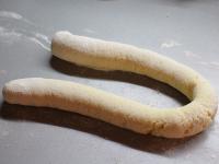 Ciasto na posypanej mąką stolnicy rozdzielamy na...