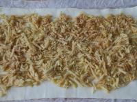 Ciasto zawinięte w papier rozwijamy. Rozkładamy...
