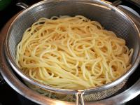 Ugotowane spaghetti odcedzamy i opłukujemy zimną...