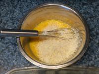 Parmezan trzemy i mieszamy z jajkami. Solimy....