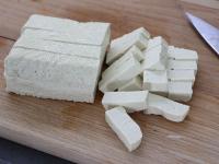 Tofu kroimy na małą kostkę i dodajemy do zupy....