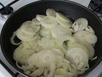 Cebulę obieramy, kroimy na cienkie kółeczka i...