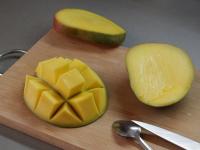 Większe dojrzałe mango obieramy i słodki...