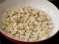 Tofu kroimy na mniejsze kawałki i dodajemy do...