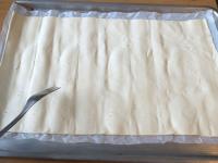 Zrolowane francuskie ciasto (40x24 cm) rozwijamy...
