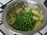 Groszek delikatnie dodajemy do puree i od razu...