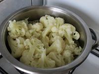 Do garnka wlewamy odpowiednią ilość wody,...