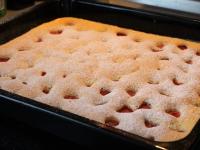 Upieczone ciasto posypujemy cukrem....