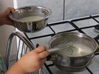 W misce mieszamy skrobię kukurydzianą w małej...