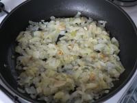 Cebulę obieramy, kroimy na drobno i smażymy na...